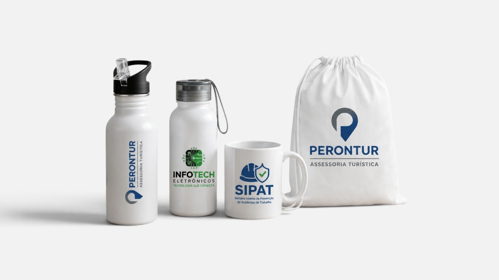 Garrafas, caneca e sacola personalizados com logotipos corporativos sobre mesa de madeira